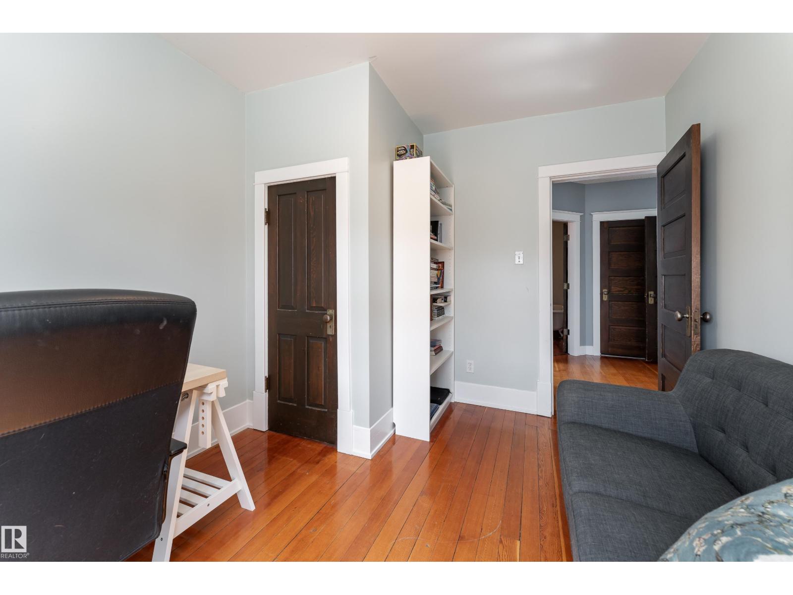 10956 81 AV NW - 25