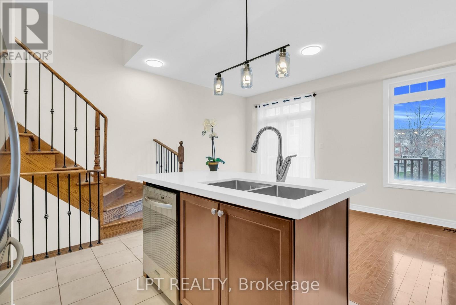 #4 3215 THOMAS STREET - 23
