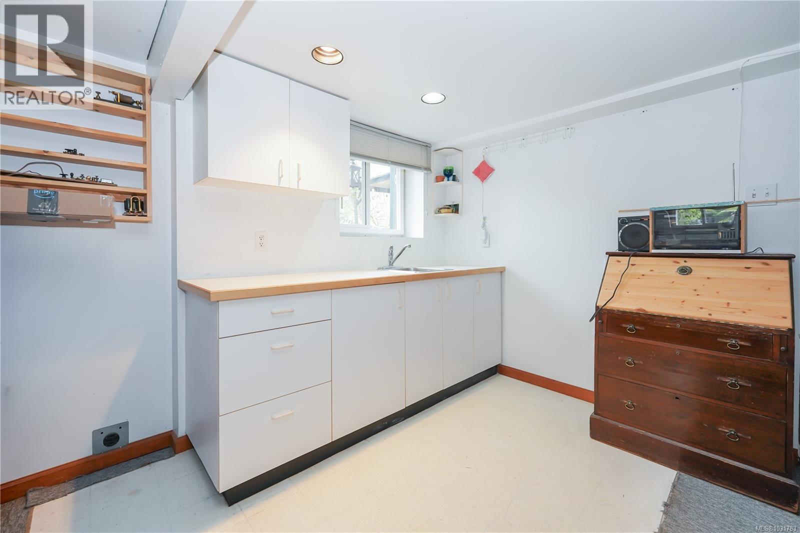  864 Selkirk Avenue, Esquimalt