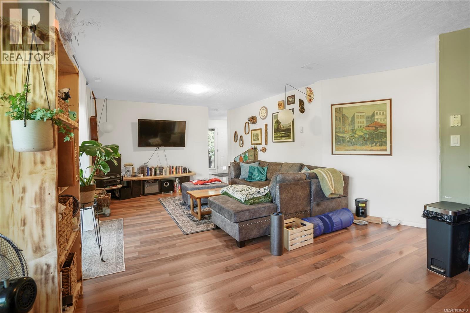  1071 Hyacinth Avenue, Saanich