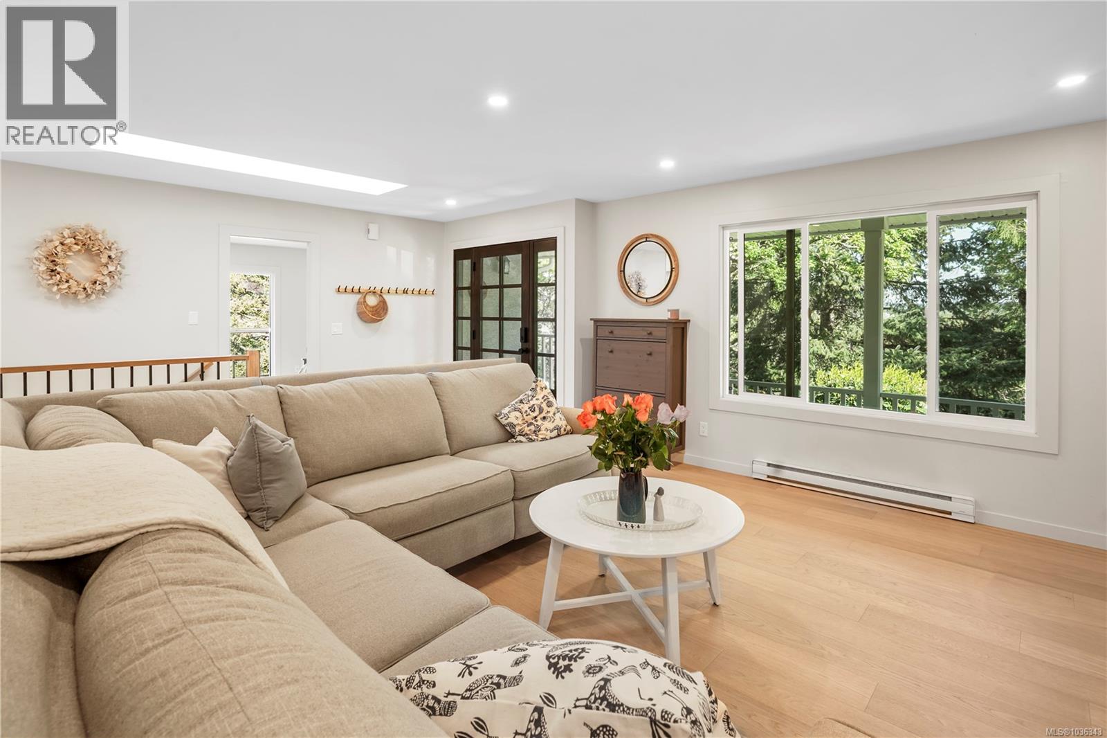  1071 Hyacinth Avenue, Saanich