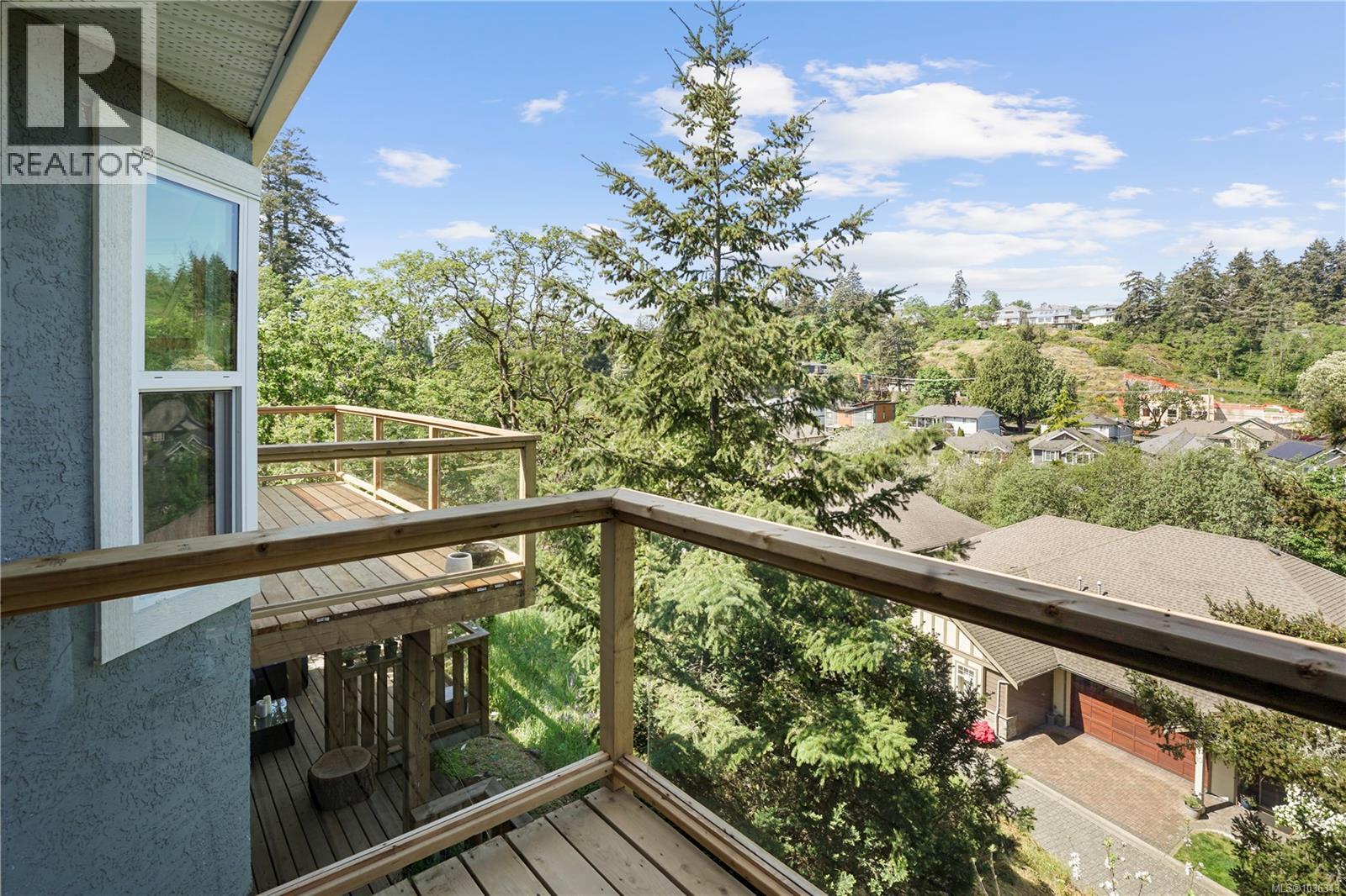  1071 Hyacinth Avenue, Saanich