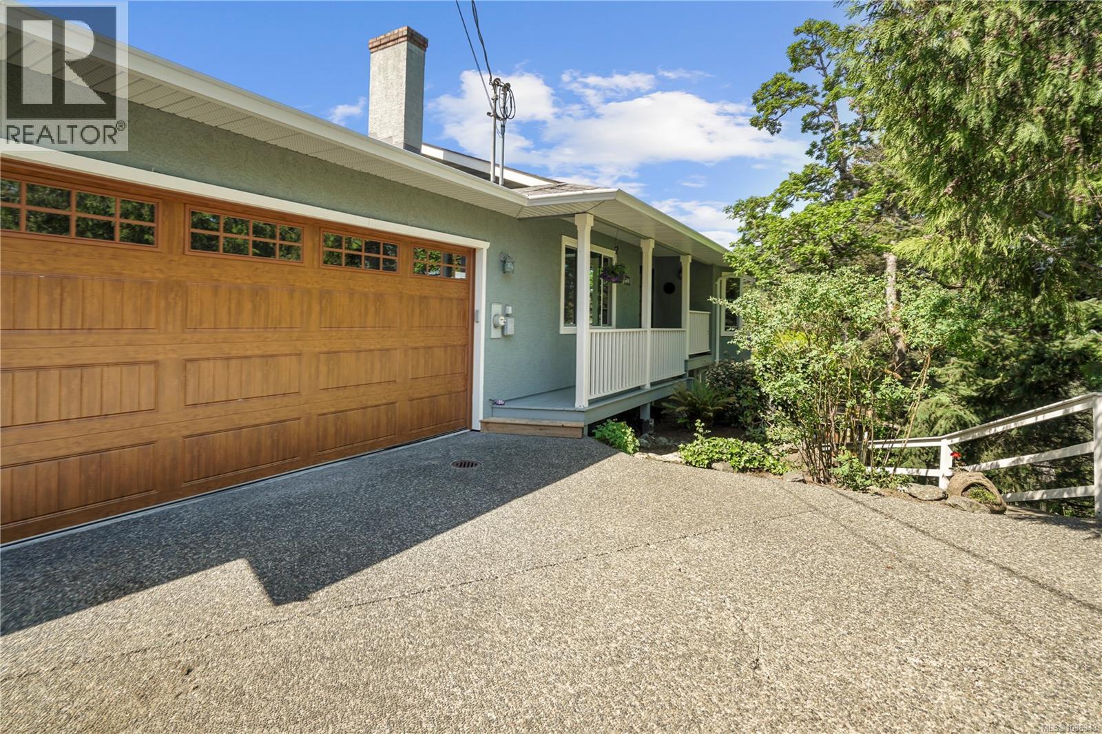  1071 Hyacinth Avenue, Saanich