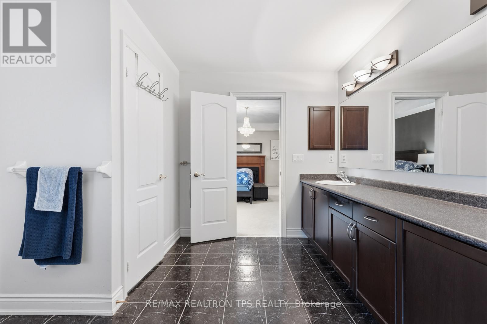 555 KINGSFIELD LOOP - 22