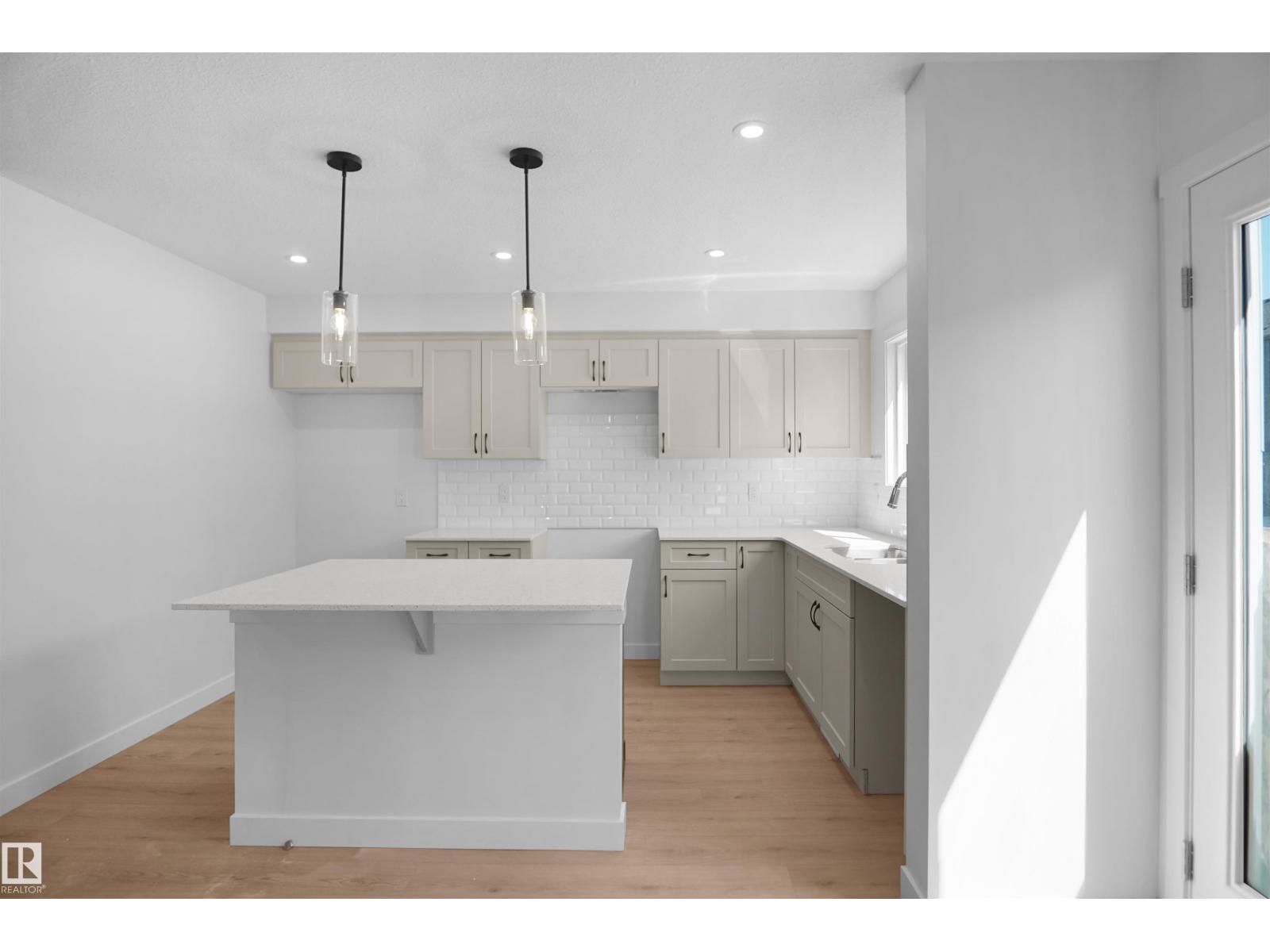 19457 22 AV NW - 10