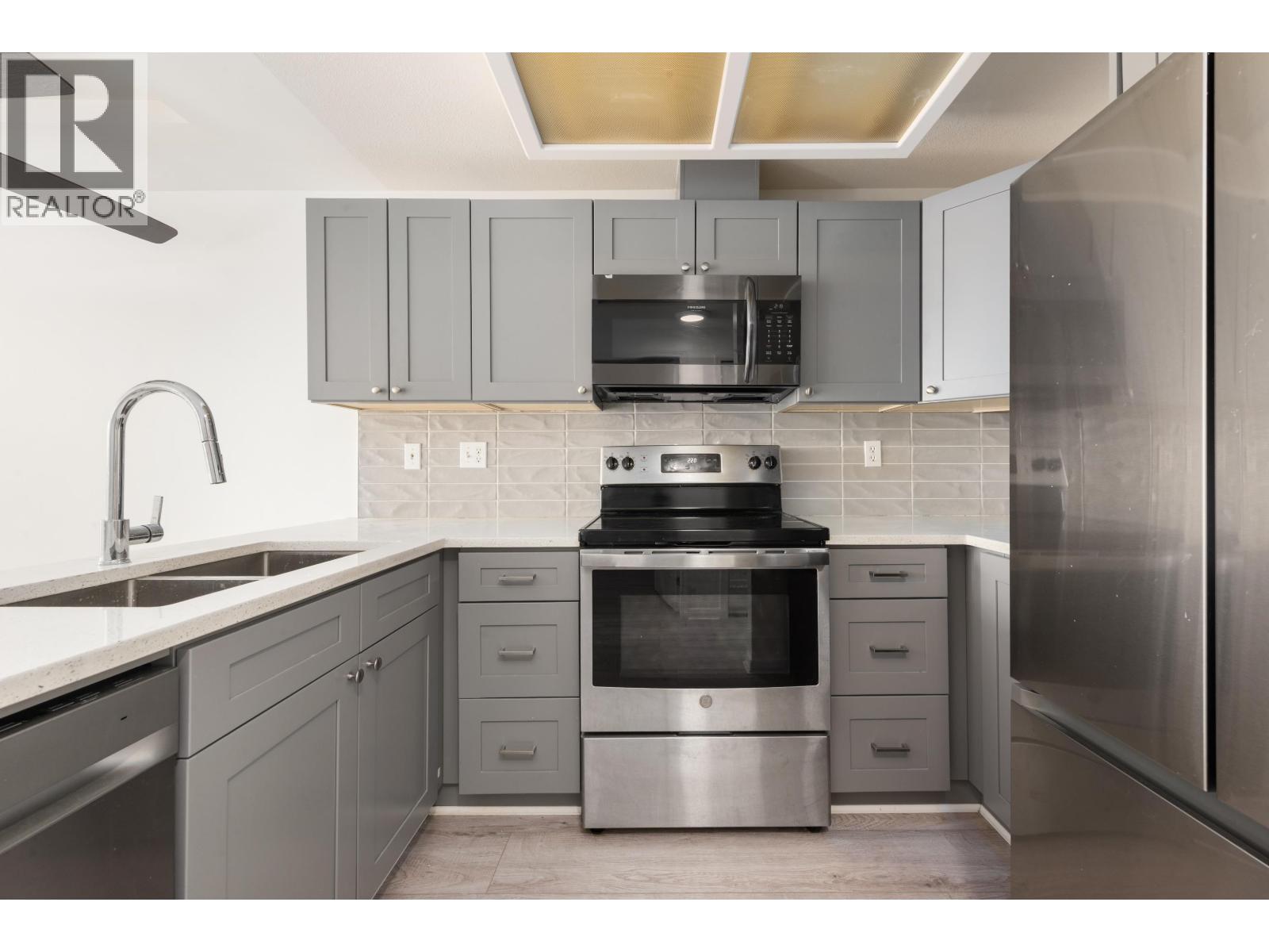 304 6475 CHESTER STREET — photo 2