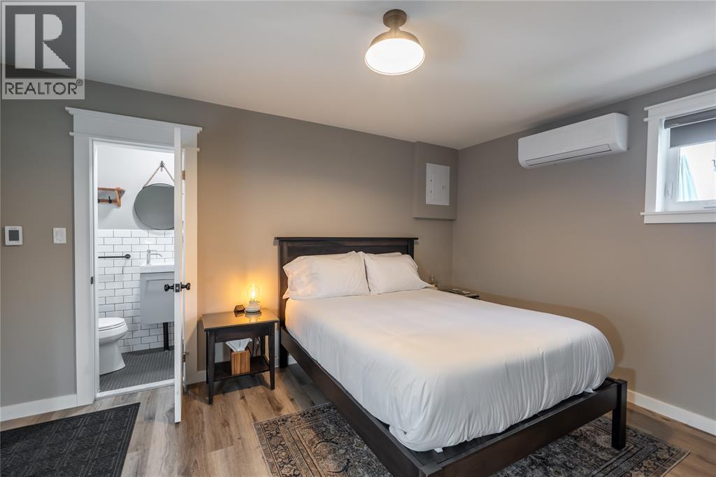 1738 ST CLAIR PARKWAY South - 33