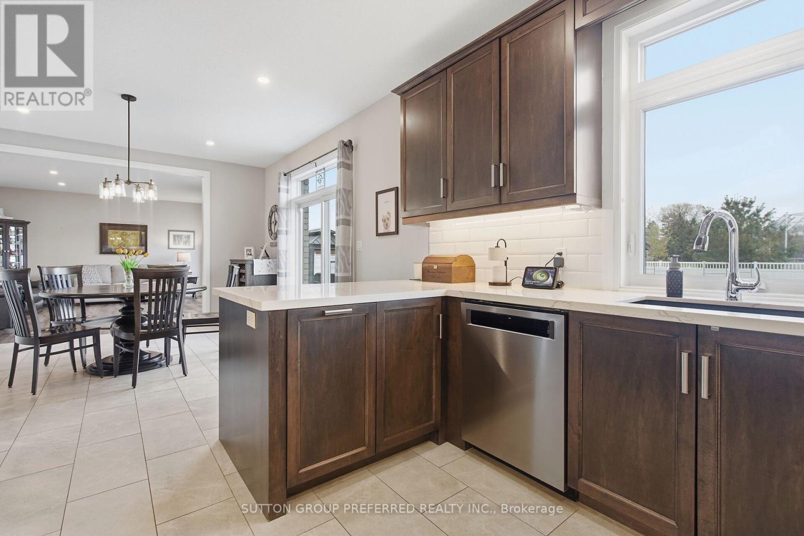 215 LEITCH STREET - 16