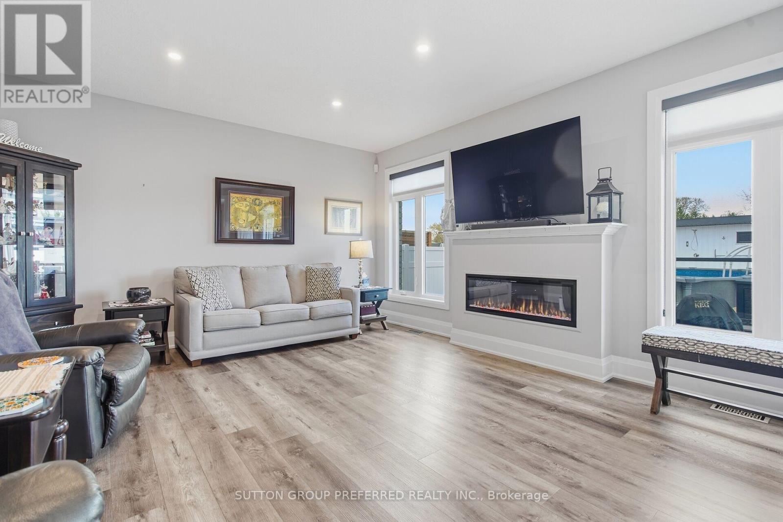 215 LEITCH STREET - 8