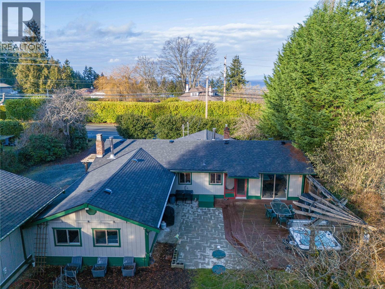 3872 Island Hwy W - 1