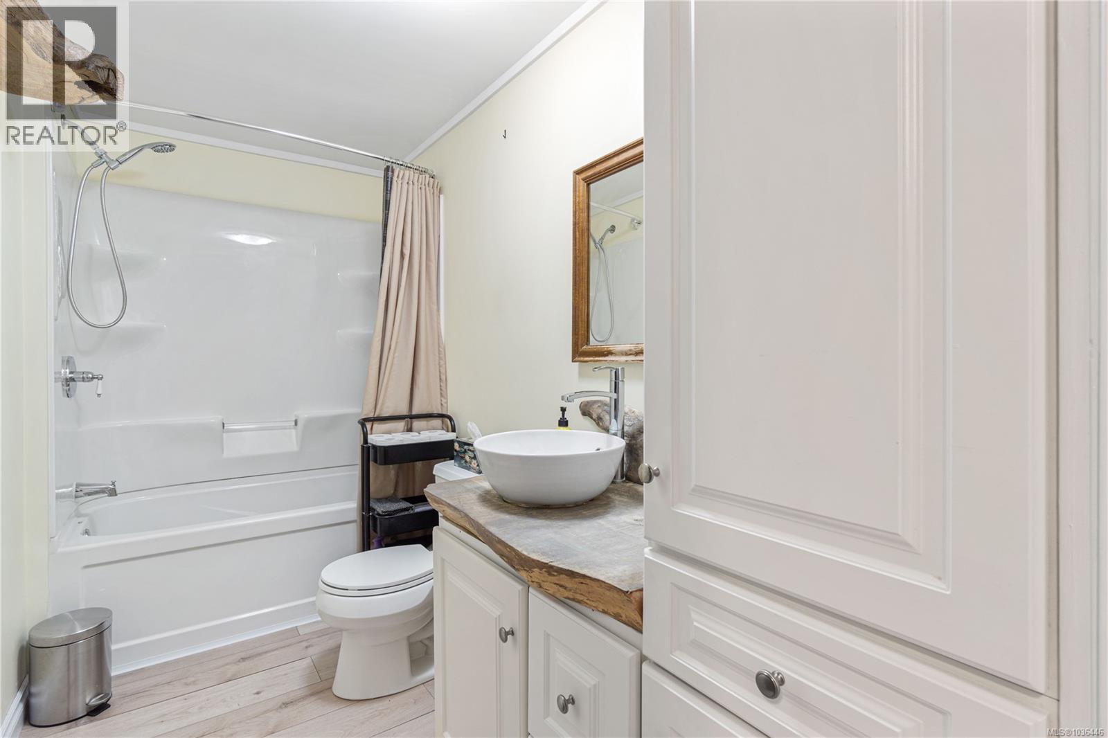 3872 Island Hwy W - 17