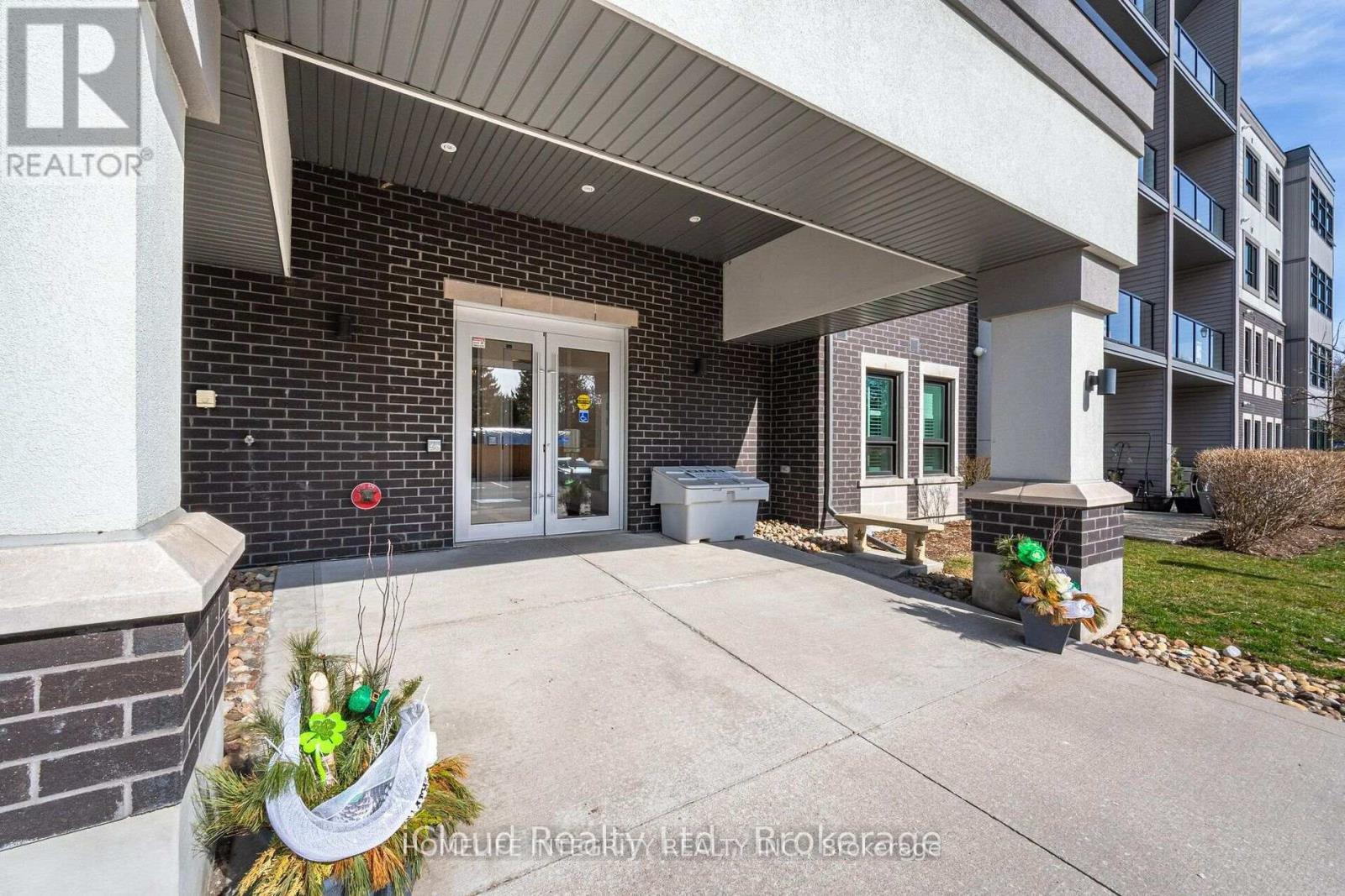 #402 69 BOYNE STREET - 2