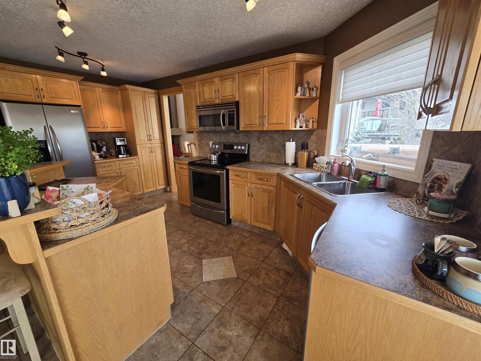 7429 162 AV NW - 28