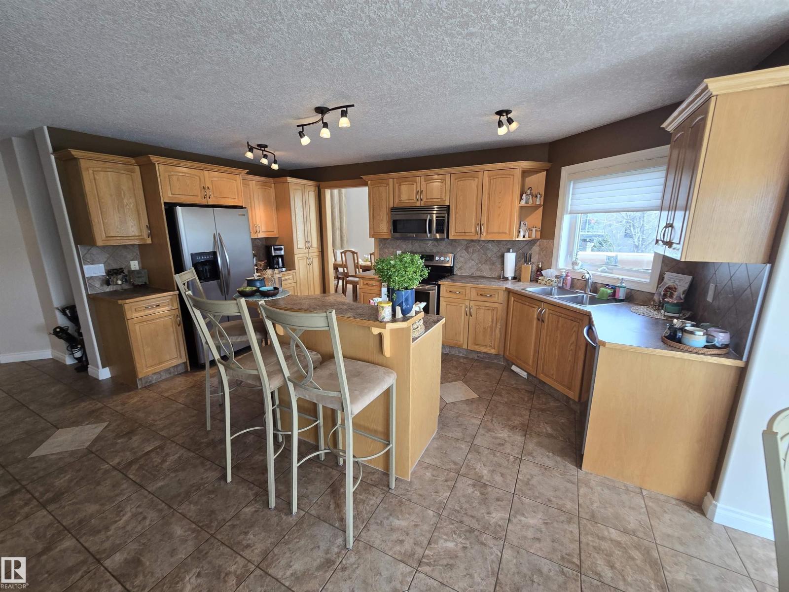 7429 162 AV NW - 34