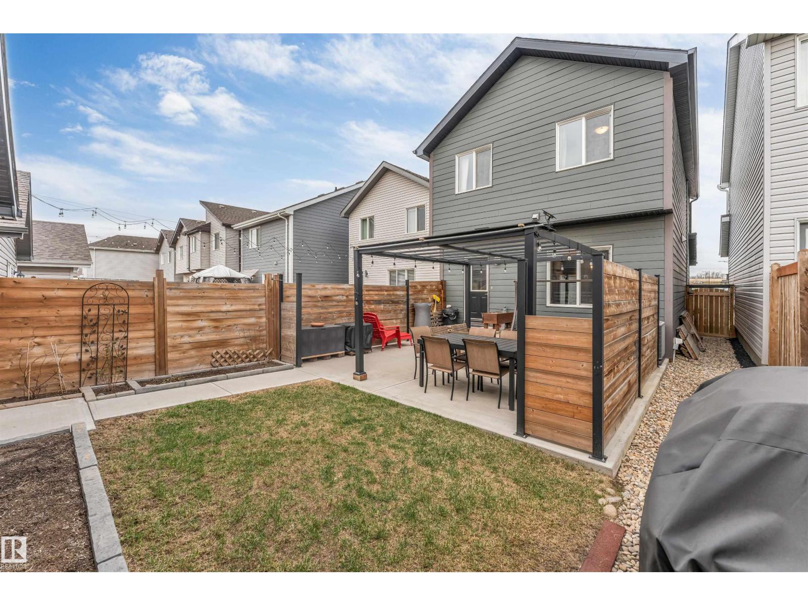 2652 Maple Way NW, Edmonton
