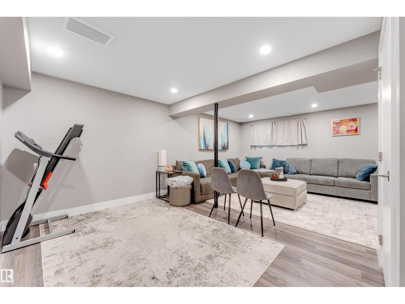 2652 Maple Way NW, Edmonton
