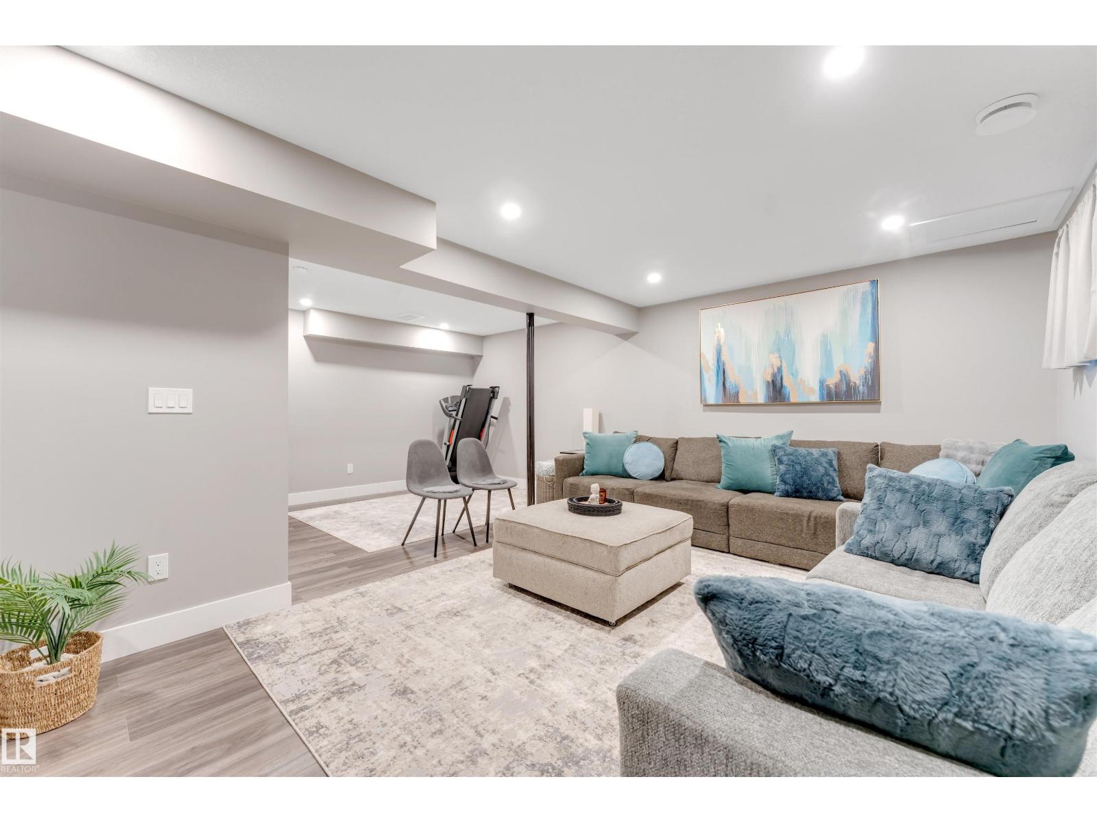2652 Maple Way NW, Edmonton