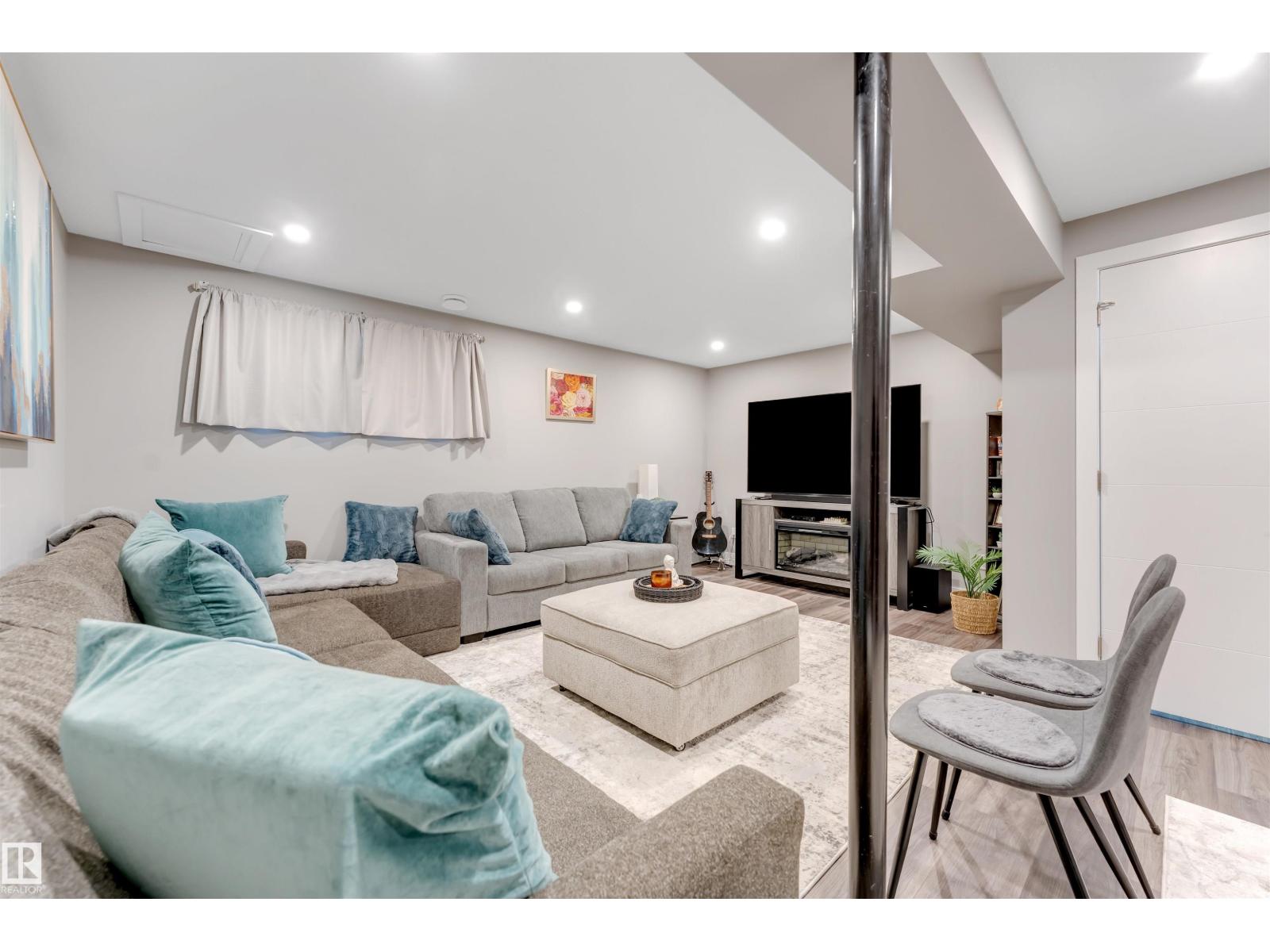 2652 Maple Way NW, Edmonton