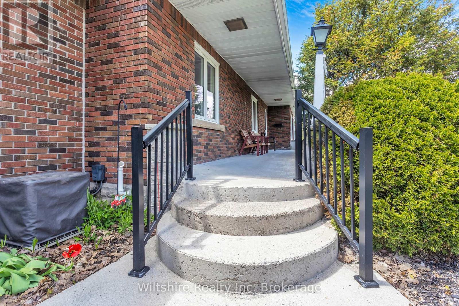 3-bedroom home for sale at 427 BROADWAY STREET, Tillsonburg ON · photo 2 of 26