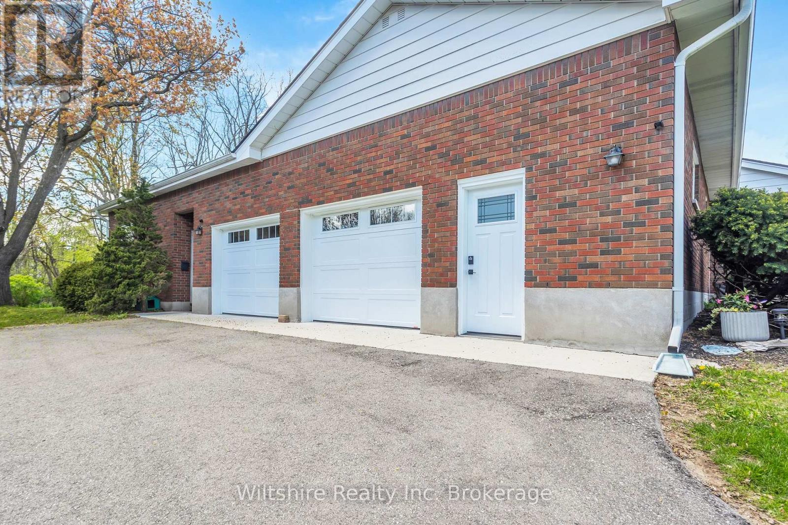 3-bedroom home for sale at 427 BROADWAY STREET, Tillsonburg ON · photo 3 of 26