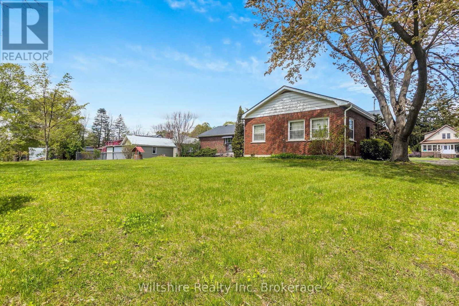 3-bedroom home for sale at 427 BROADWAY STREET, Tillsonburg ON · photo 6 of 26