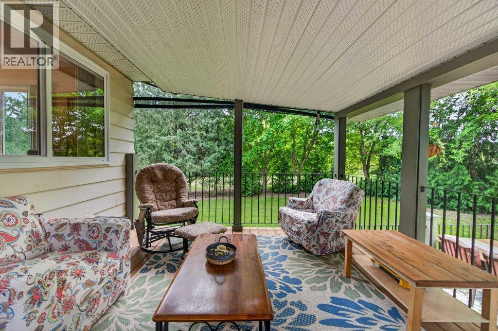 3930 10 Avenue NE - 38