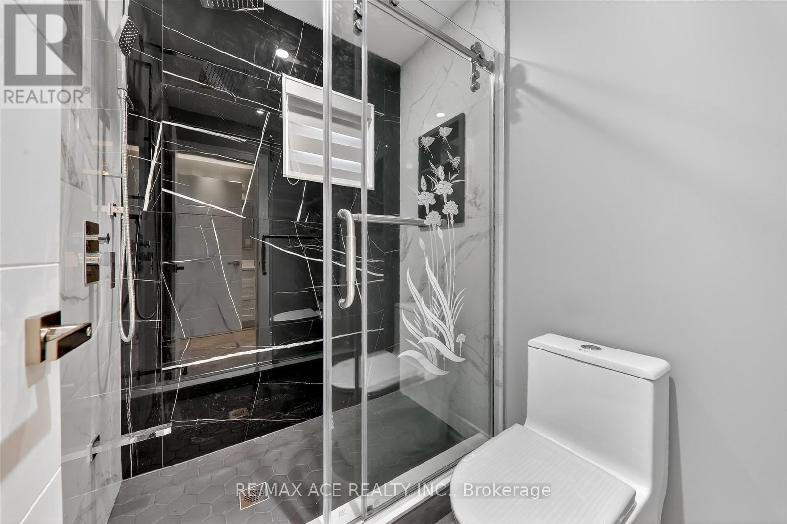 33 AUGUST AVENUE - 33