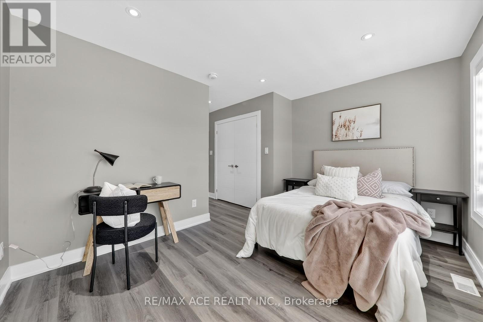 33 AUGUST AVENUE - 37