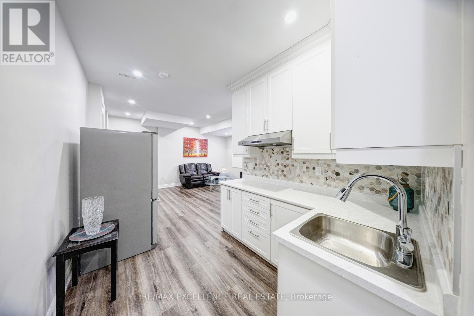 8 SETTLERS FIELD ROAD - 39