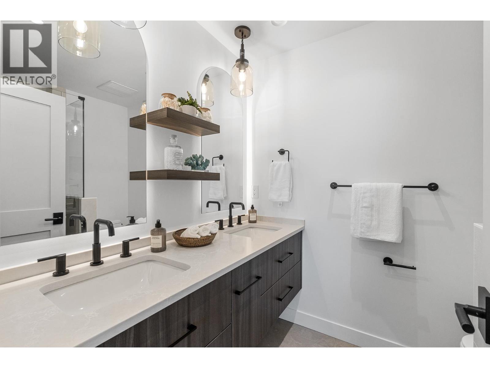 4 1860 MOORE AVENUE, Burnaby