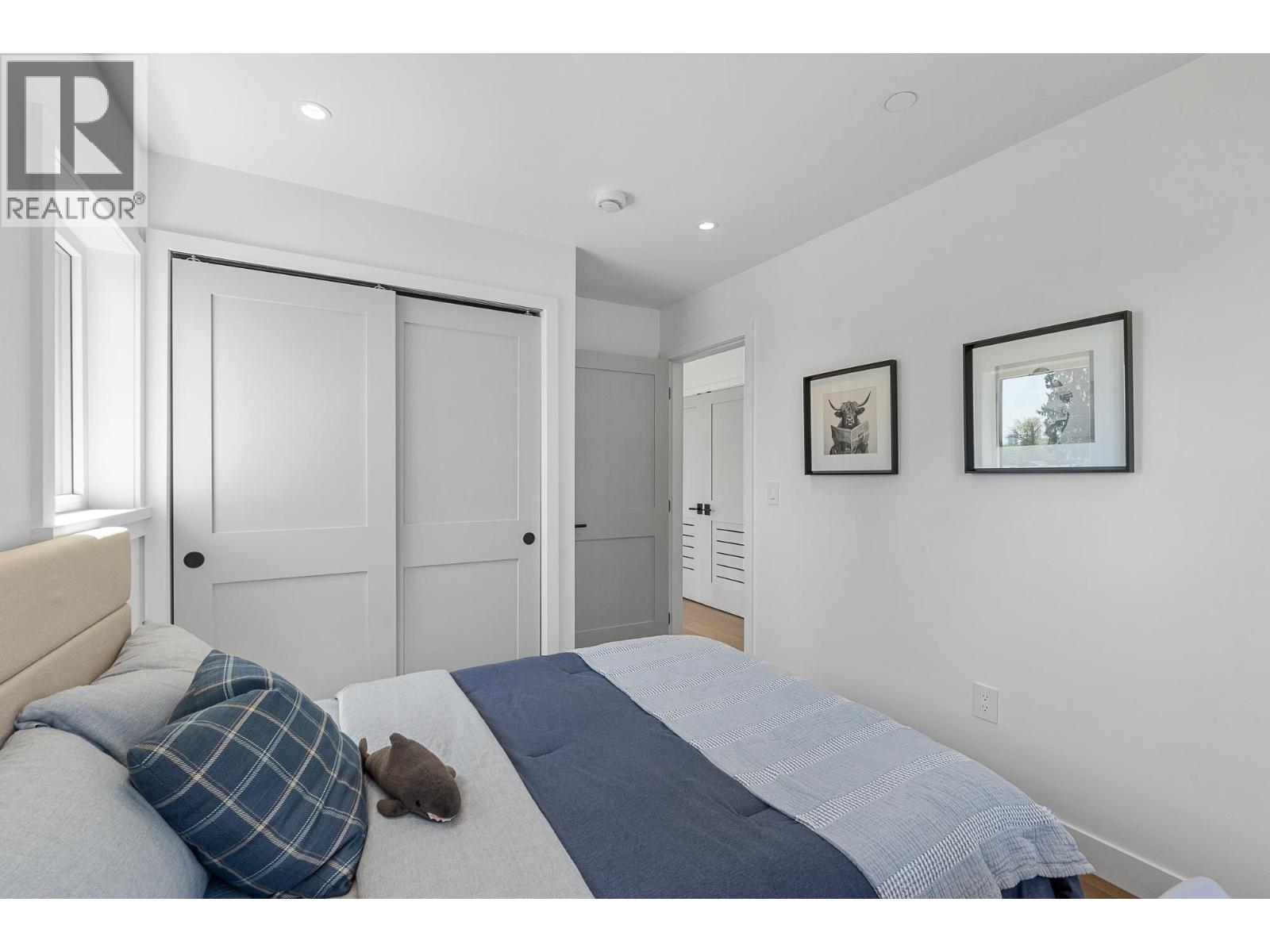 4 1860 MOORE AVENUE, Burnaby