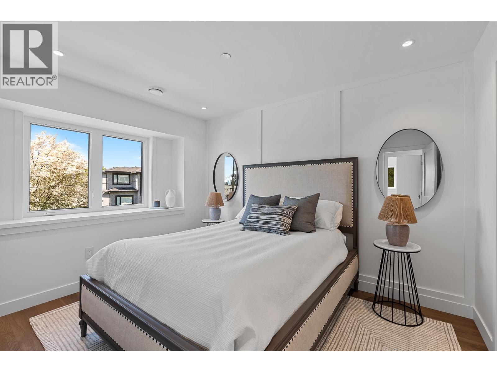 4 1860 MOORE AVENUE, Burnaby