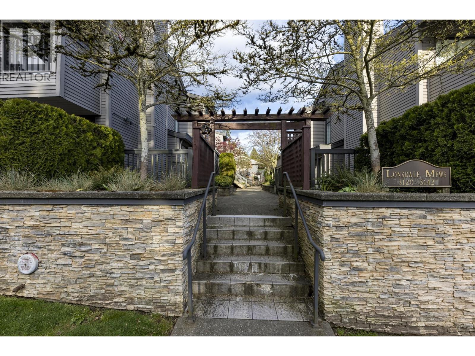 3132 LONSDALE AVENUE, North Vancouver