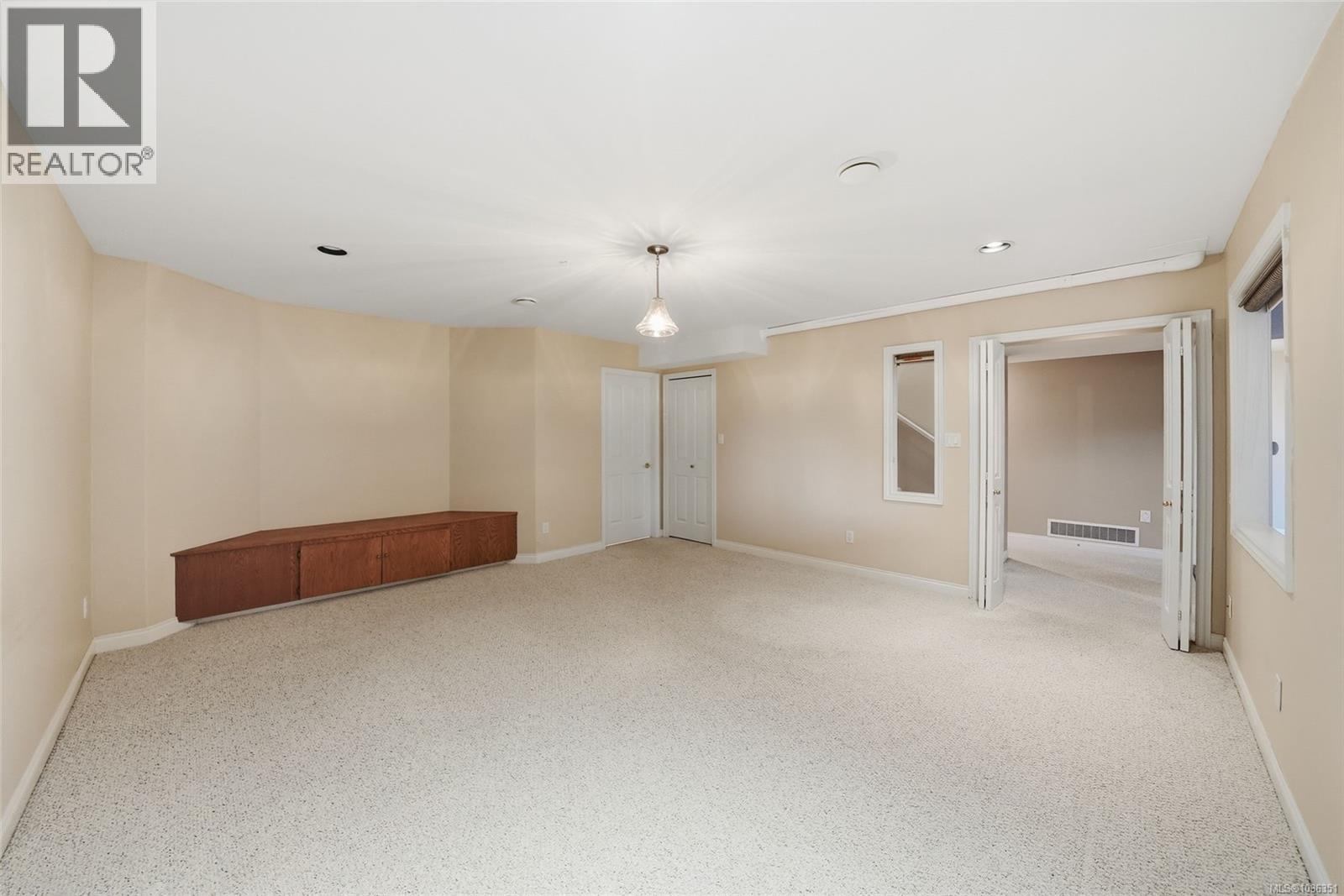 1369 Gabriola Dr - 24