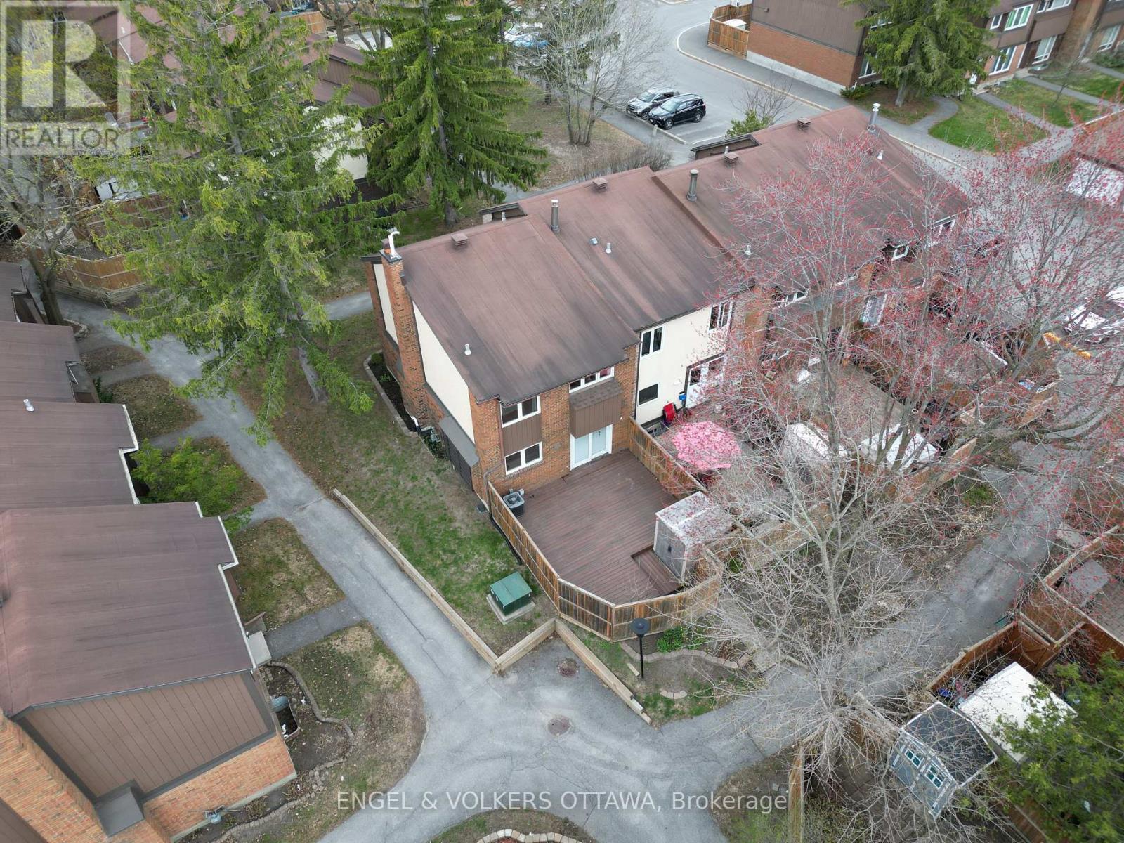 #33 2111 MONTREAL ROAD - 26