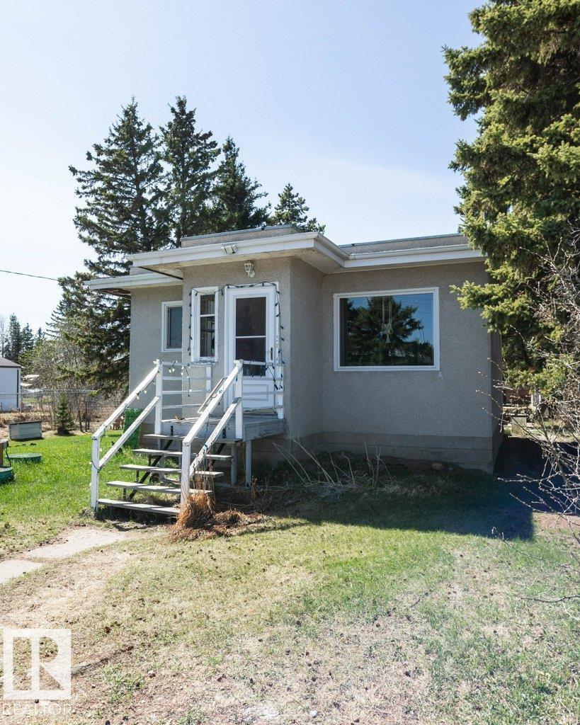 4906 51 ST - 3