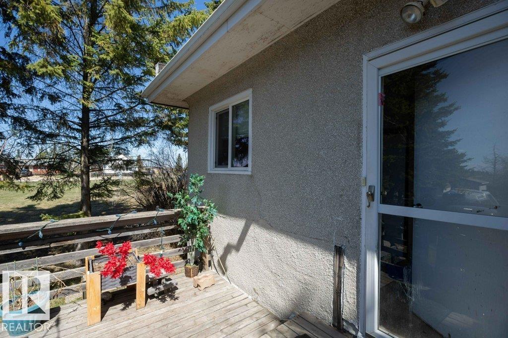 4906 51 ST - 35