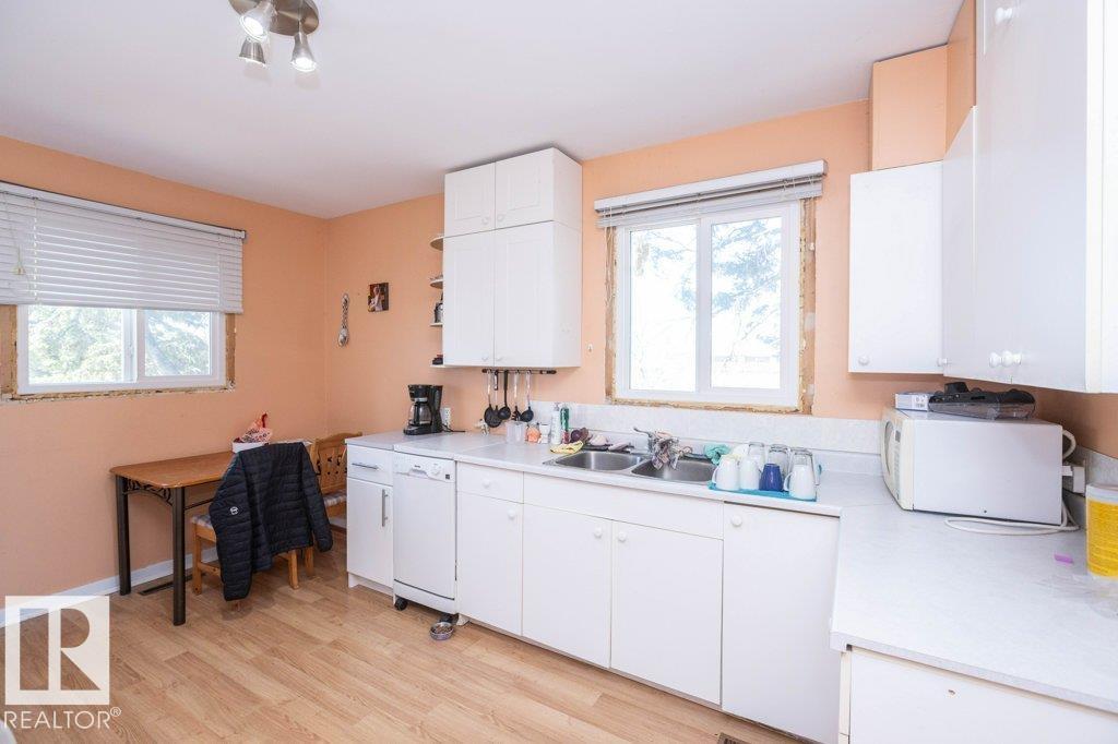 4906 51 ST - 9