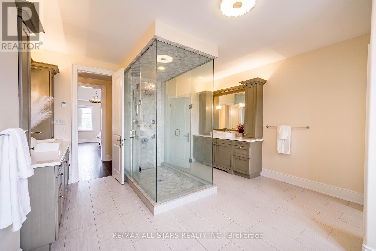 #37 37 COUNTRY CLUB CRESCENT - 25
