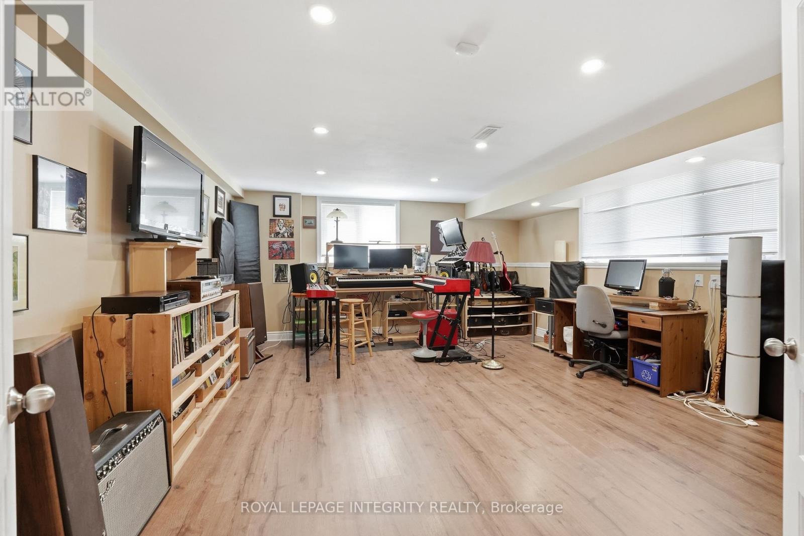 281 WILLIAM HAY DRIVE - 33
