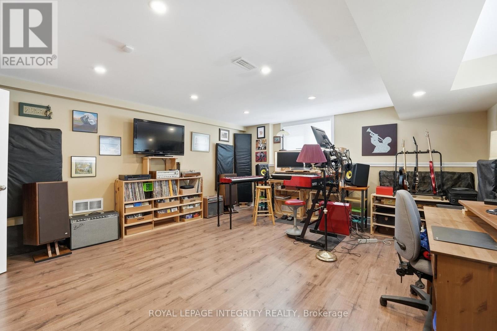 281 WILLIAM HAY DRIVE - 34
