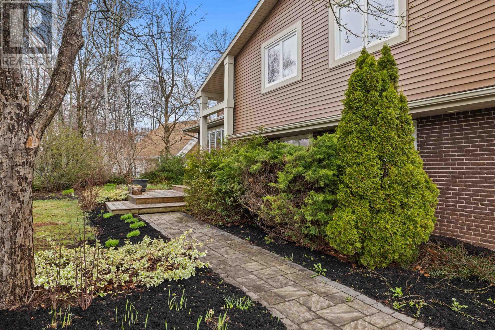 13 BARDIN Crescent - 35