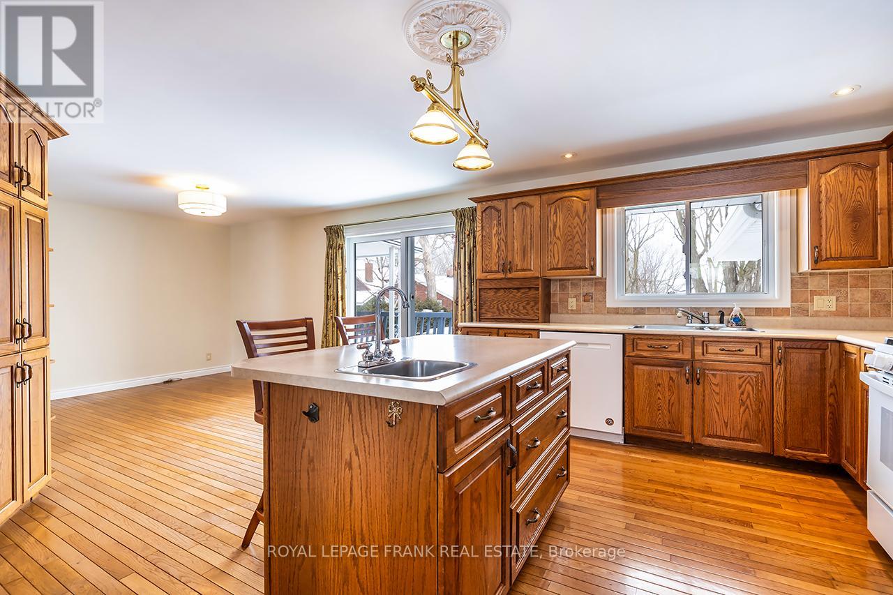 Kitchen/ Dining