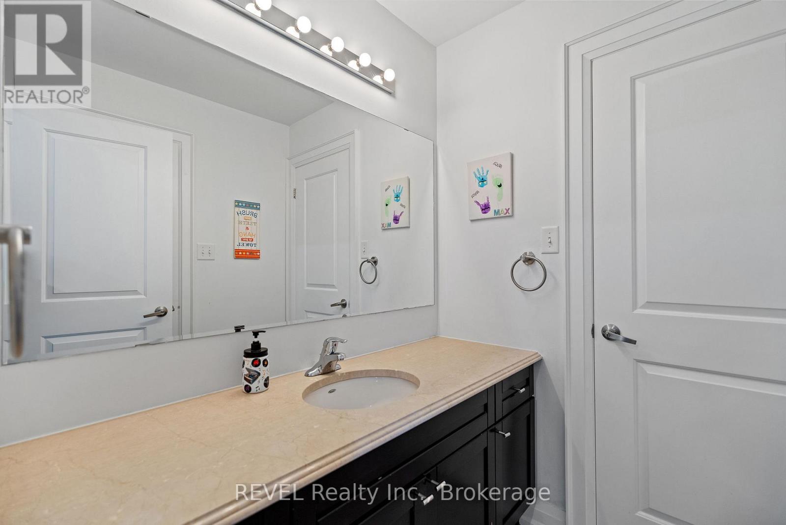 401 SCHREYER CRESCENT - 33