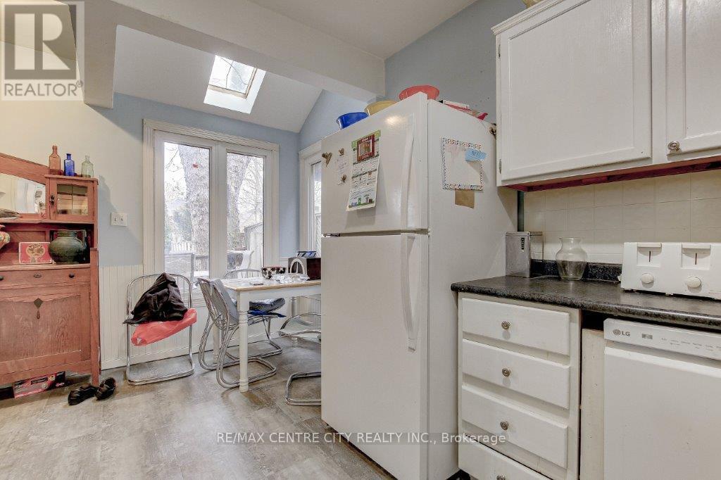 781 DUFFERIN AVENUE - 14