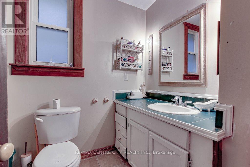 781 DUFFERIN AVENUE - 15