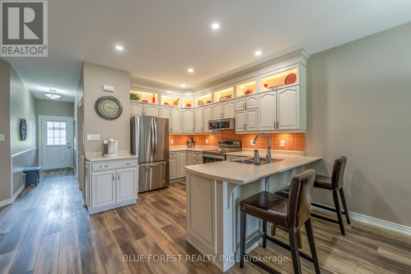 #2 948 COLBORNE STREET - 10