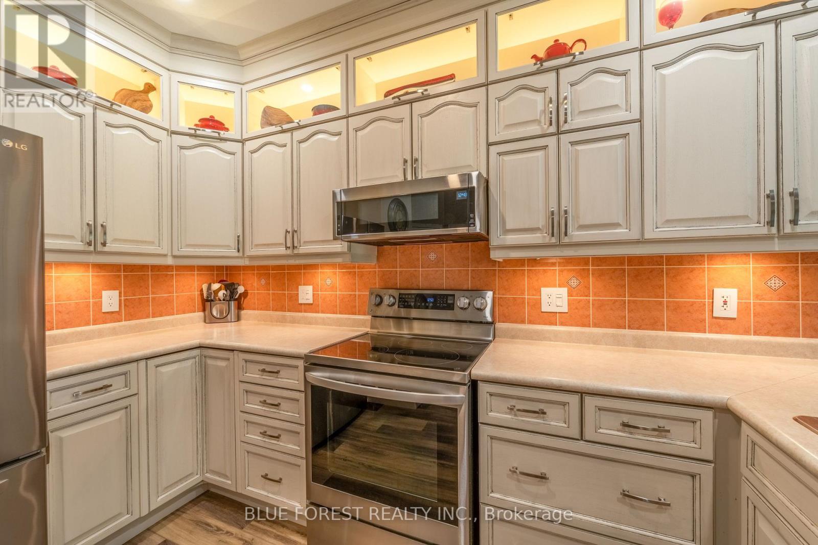 #2 948 COLBORNE STREET - 12