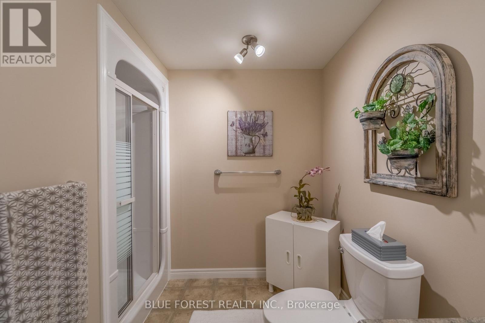 #2 948 COLBORNE STREET - 27