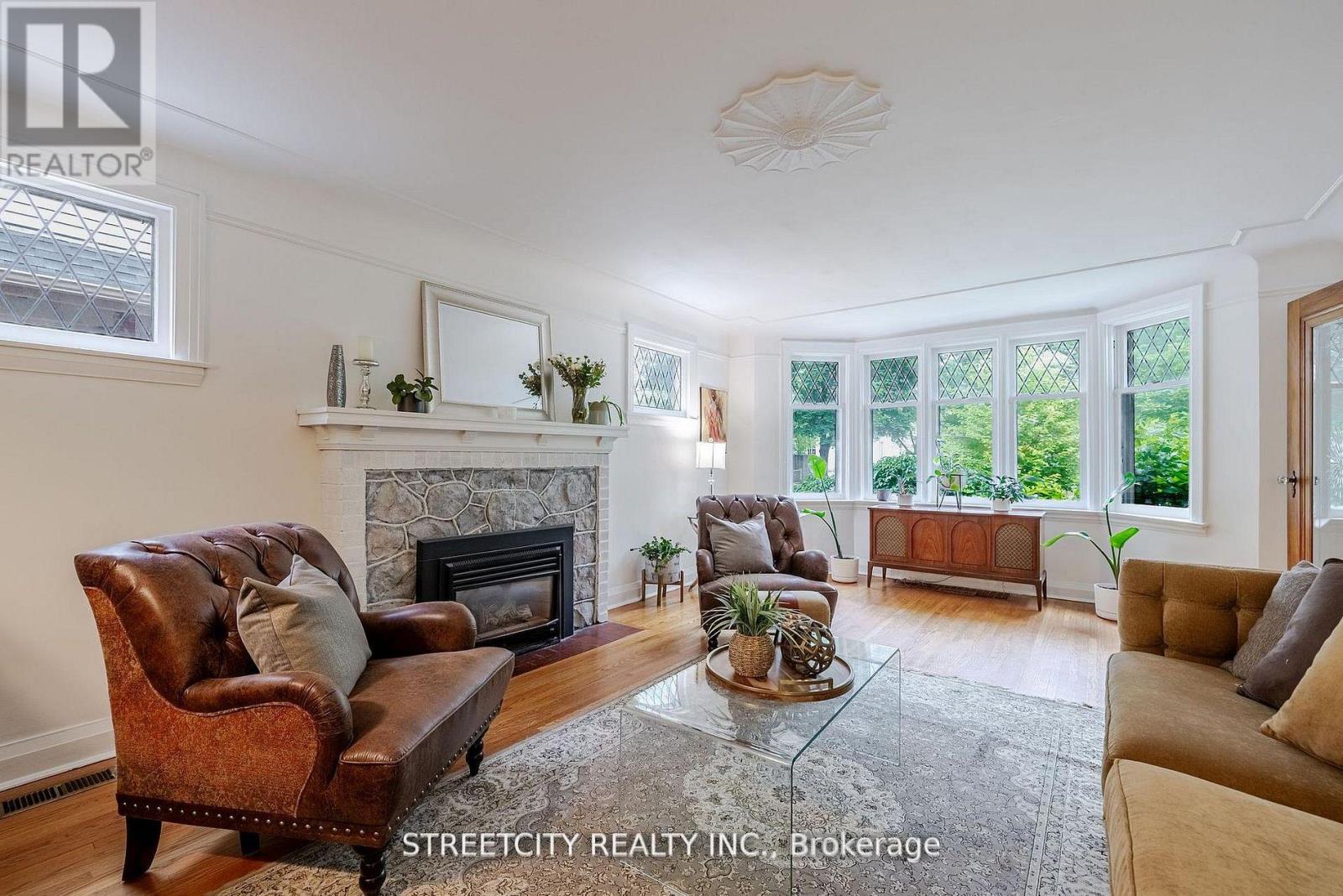 931 WATERLOO STREET - 10